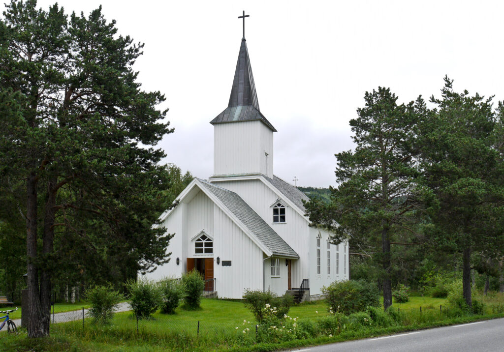 Misvær kirke om sommeren. Foto