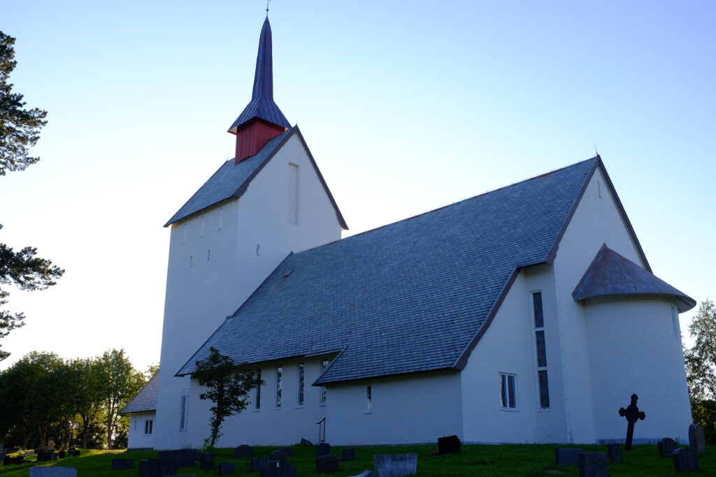 Bilde av en hvit kirke.