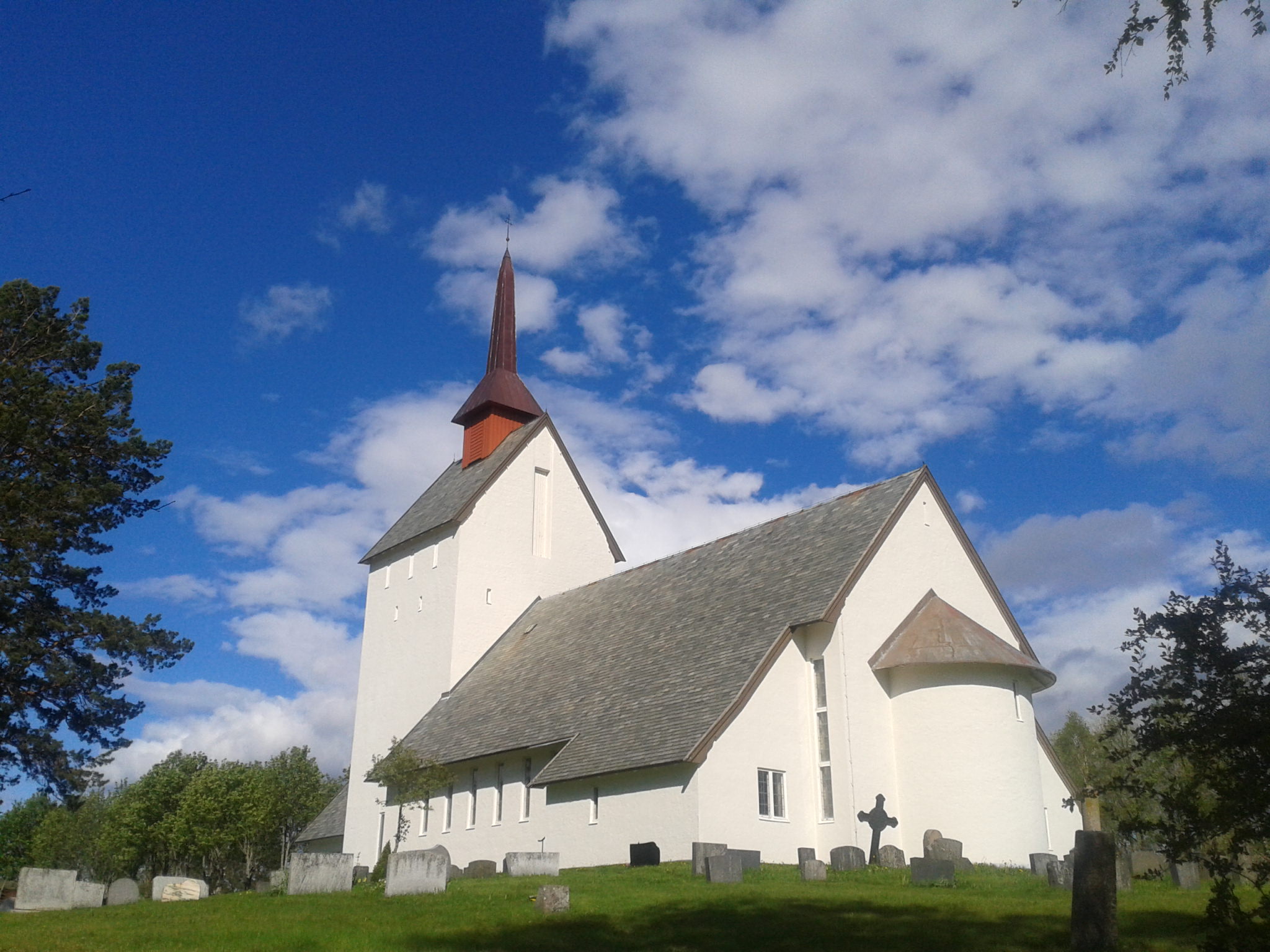 Skjerstad kirke i fint sommervær. Foto