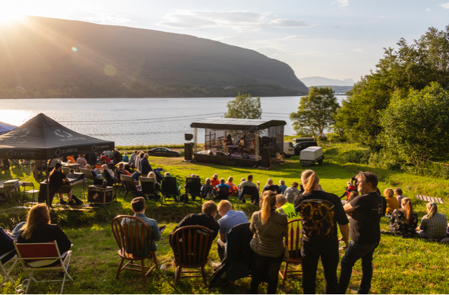 Scene, publikum, fjord, fjell, natur, Misvær.foto